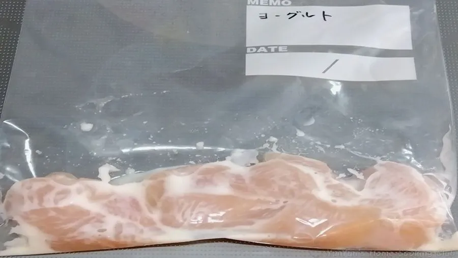 ヨーグルトに漬けたそぎ切りの鶏胸肉。