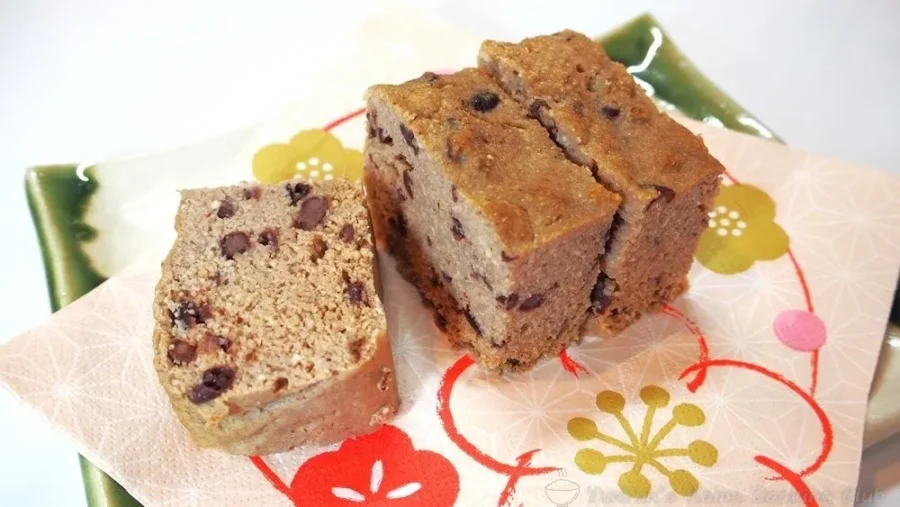 3切れの小豆おから蒸しパンが和風のお皿に載っている画像。