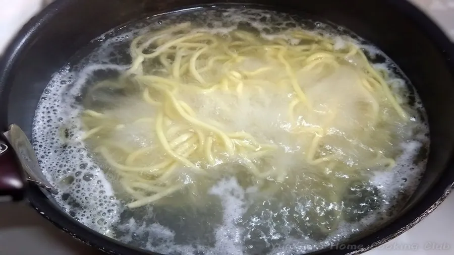 鍋で茹でられている麺。
