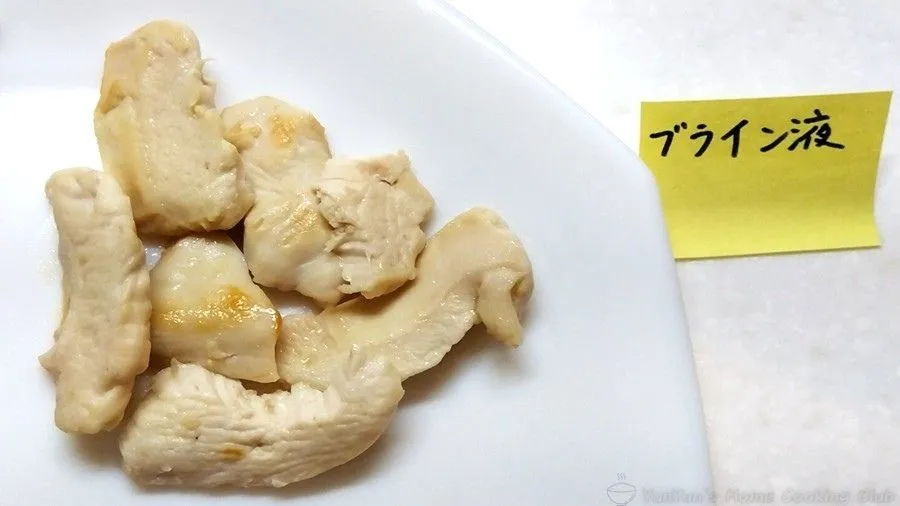焼いたブライン液漬けの鶏胸肉。