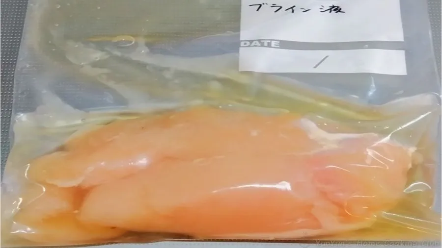 ブライン液に漬けた鶏胸肉1枚。