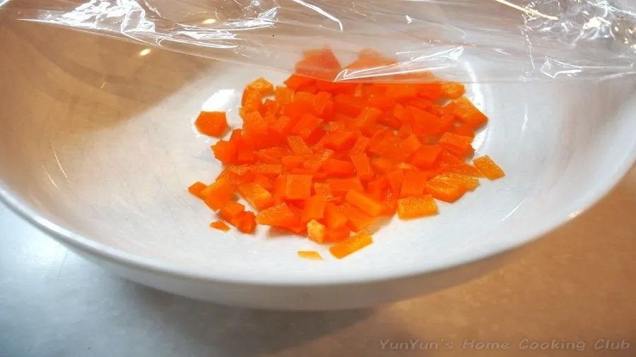 みじん切りのにんじん。