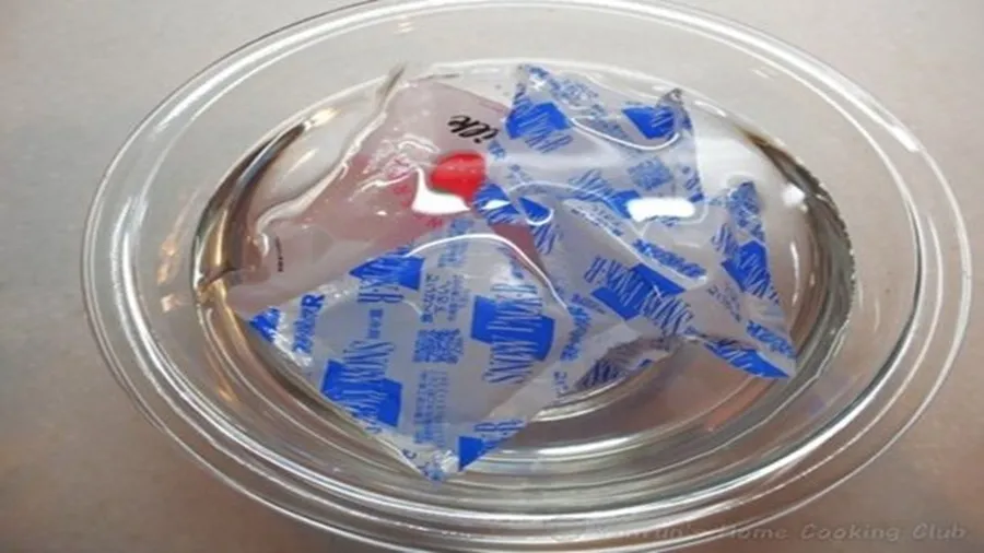 水が張ってあるガラスボウルに保冷剤が浮いている。