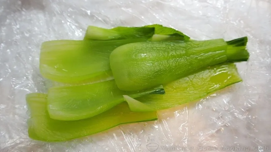 レンジで加熱されたチンゲン菜の茎。