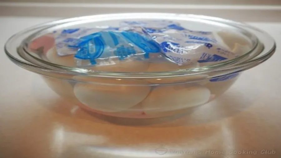 ガラスボウルに冷水を張って8個の卵を冷やしている。水面には4つの保冷剤。