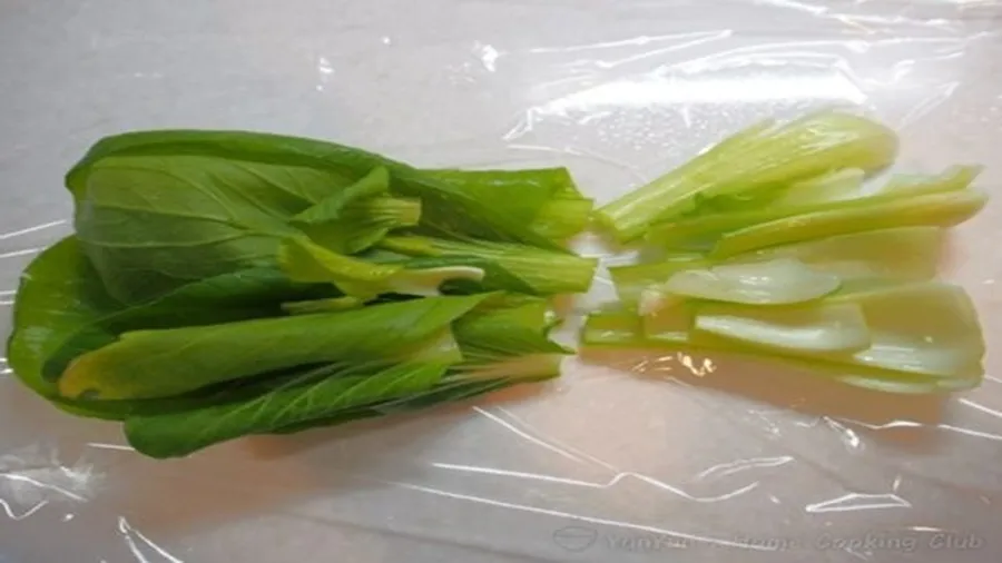 茎と葉の部分でカットされたチンゲン菜。