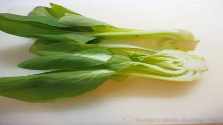 縦にカットされたチンゲン菜。