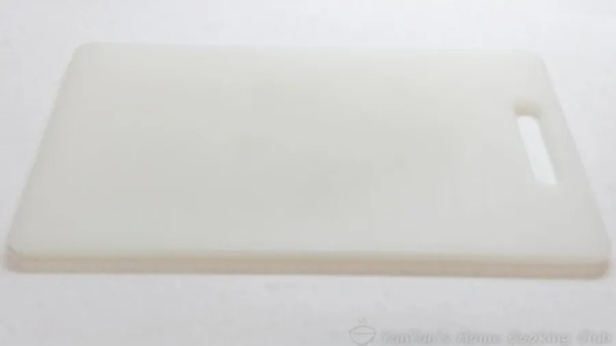 中央にプラスチック製のまな板。
