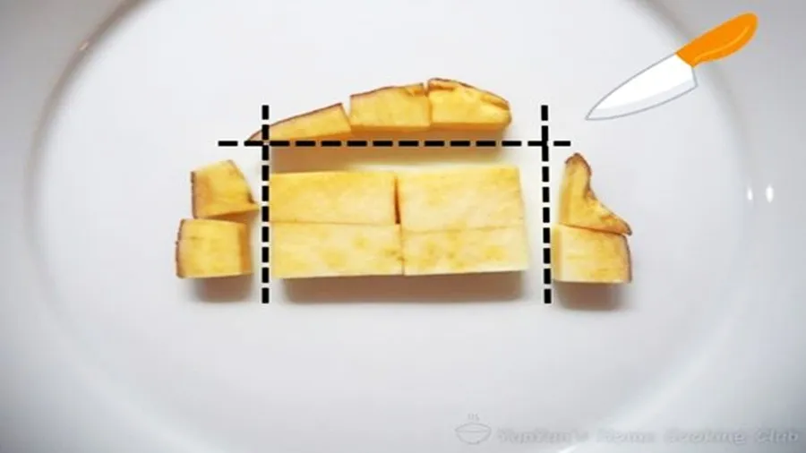 半月に切ったさつまいもを角切りにカット。カットする箇所に点線と包丁のイラスト。