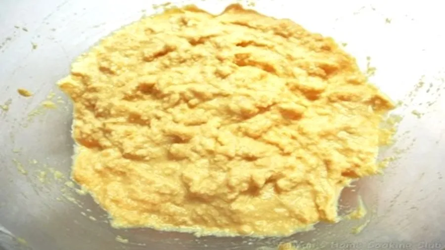 クリーム状にした絹豆腐に卵を割り入れて混ぜた生地。