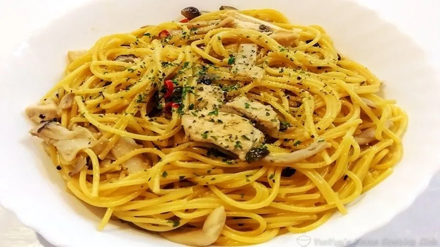 ベーコンの代わりに鶏胸肉を使ったキノコパスタ。