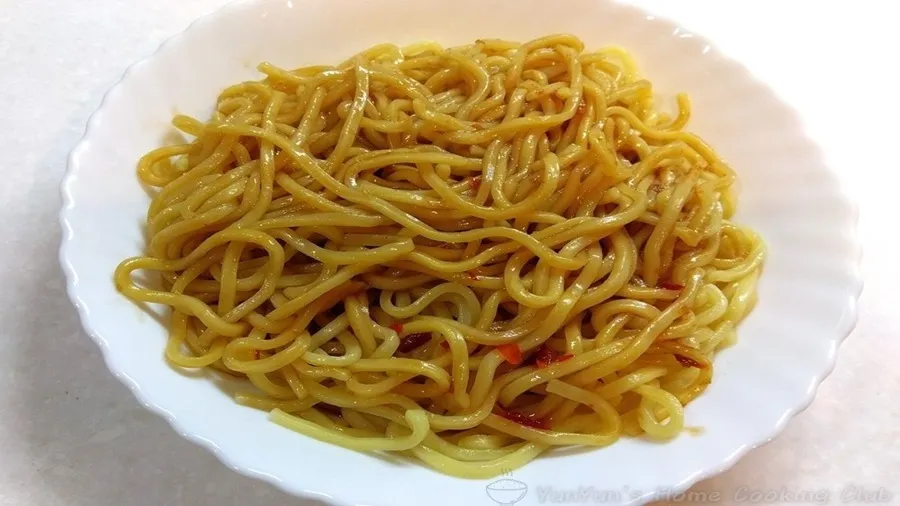 調味料に絡めた茹で麺。