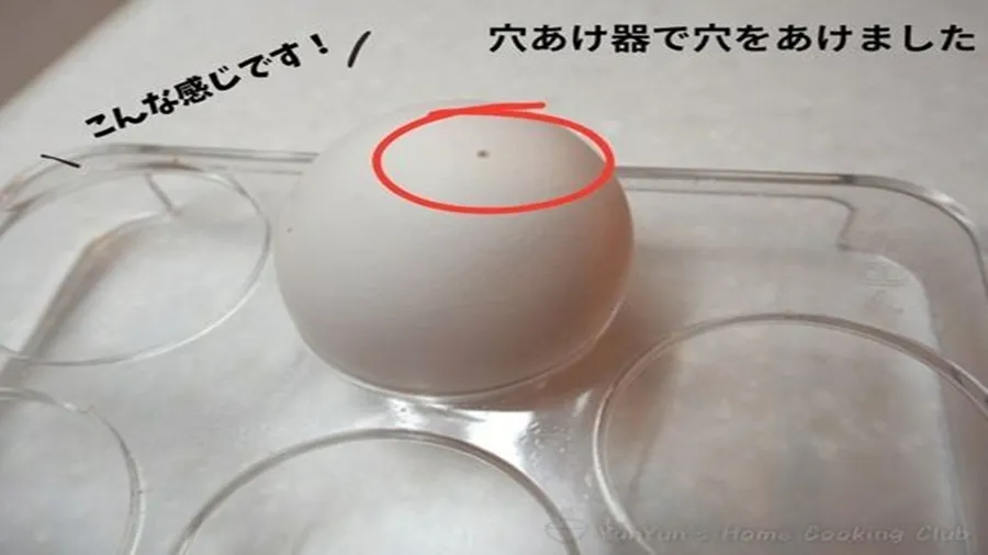 穴をあけた卵が卵置きにおかれた画像。