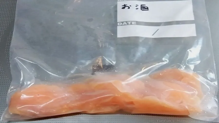 酒に付けたそぎ切りの鶏胸肉。
