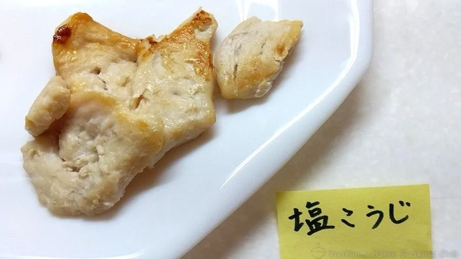 焼いた塩糀漬けの鶏胸肉。