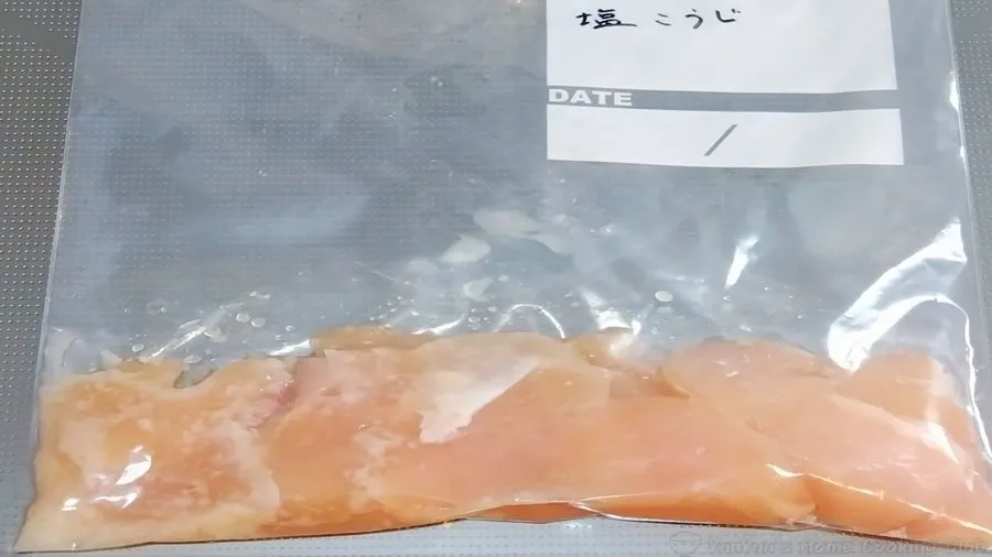 塩糀に漬けたそぎ切りの鶏胸肉。