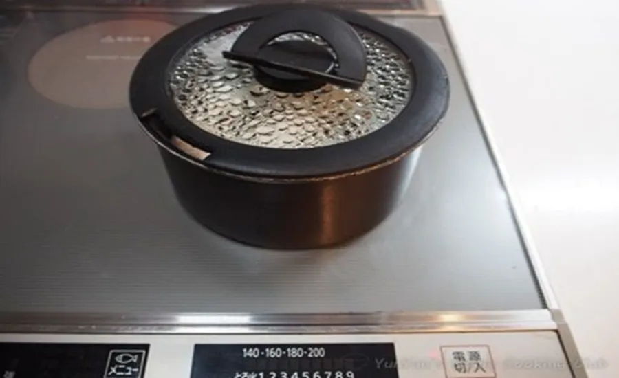 鍋に蓋をしてゆでた卵を蒸らしている。