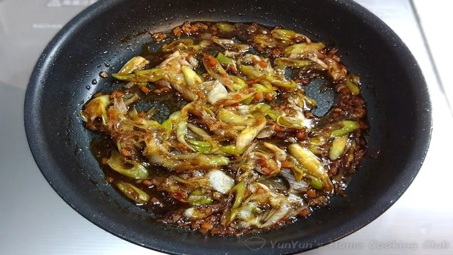 調味料を加えた炒めたひき肉と野菜。