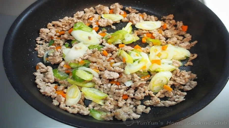 フライパンで炒められているひき肉と野菜。