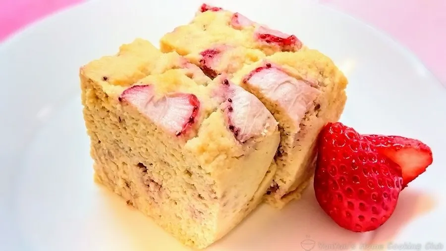飾りのいちごが添えてお皿にのっているいちごおから蒸しパン。