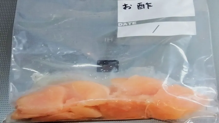 酢に漬けたそぎ切りの鶏胸肉。