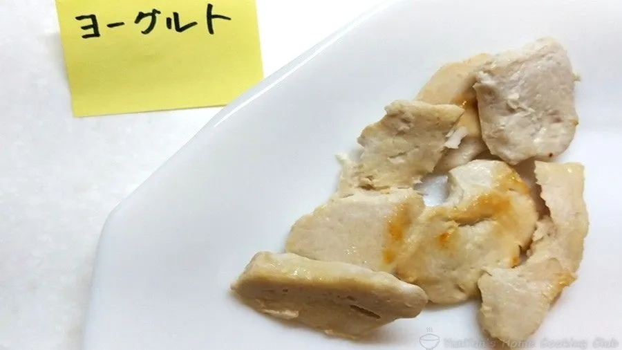 焼いたヨーグルト漬けの鶏胸肉。
