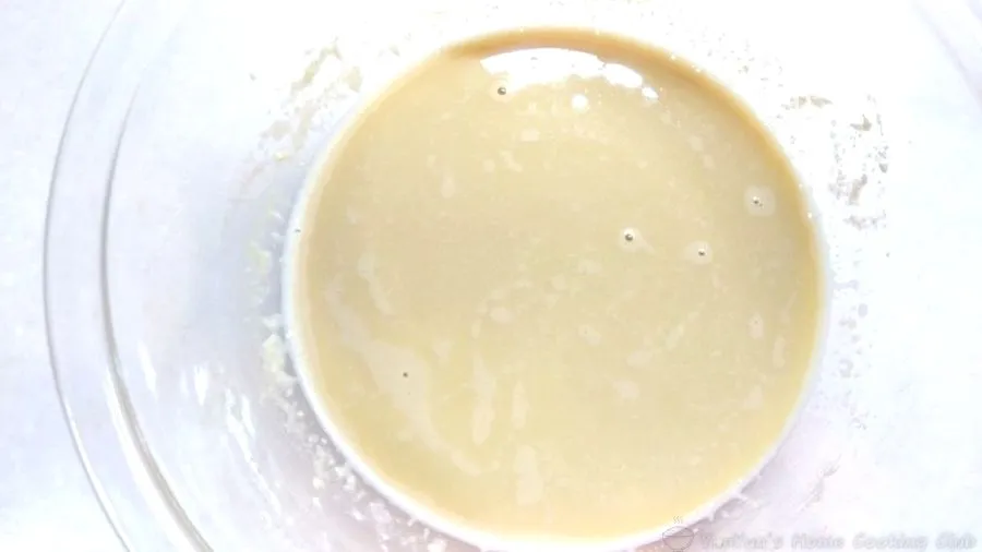 混ぜた生地にドリップコーヒーを加えた様子。