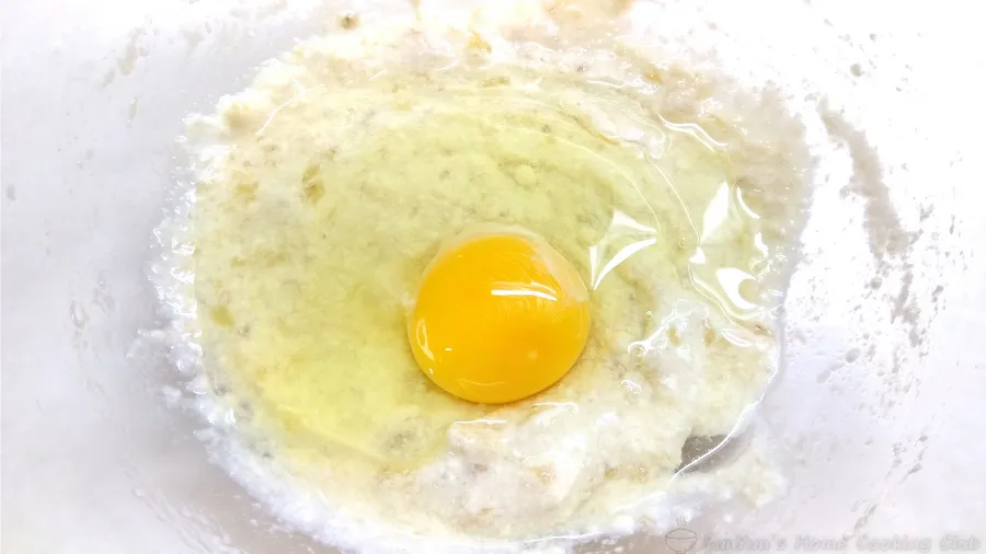 ボウルに絹豆腐と卵を加えた工程の様子