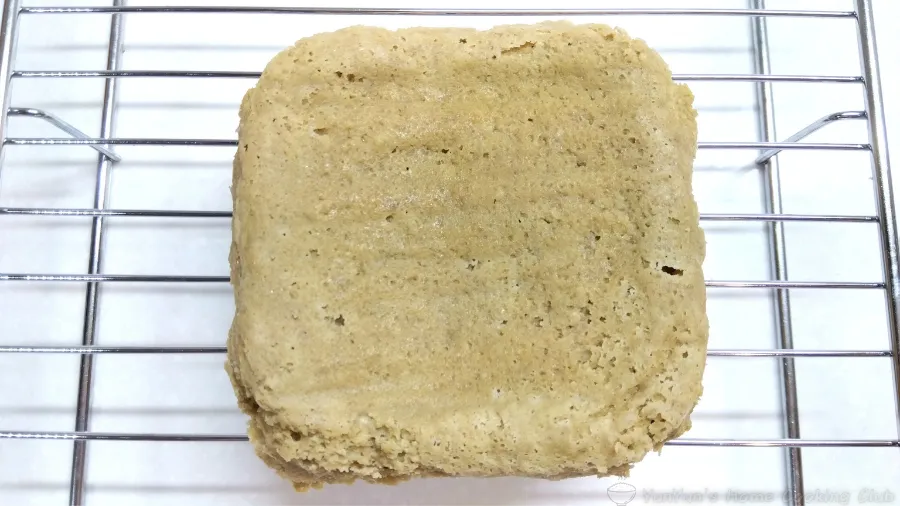 加熱後のバナナ入りコーヒーおから蒸しパンをケーキクーラーで冷ましているところ