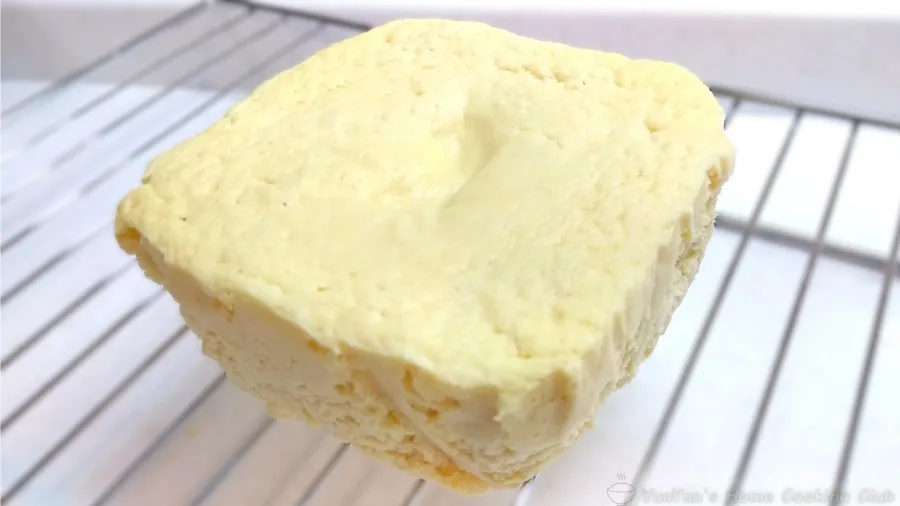 ケーキクーラーで冷ましているレモンおから蒸しパン