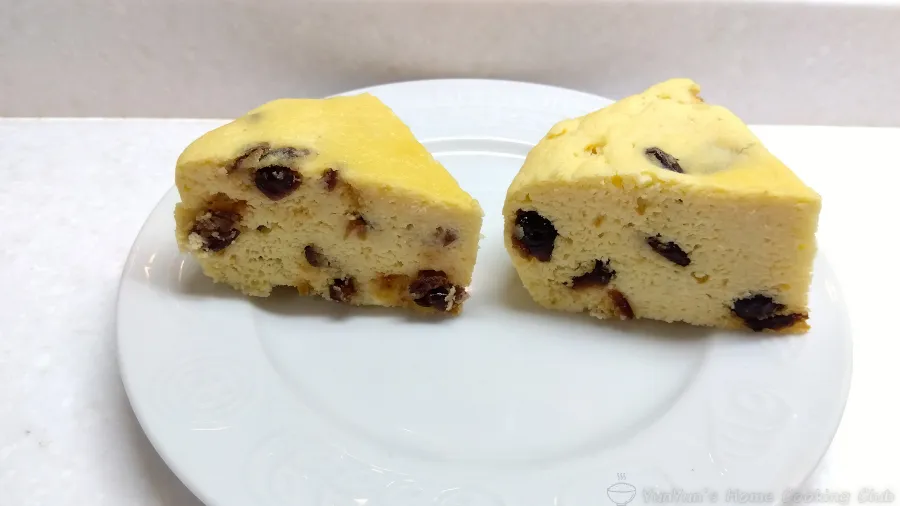 刻んだクランベリーとクランベリーおから蒸しパンの比較写真