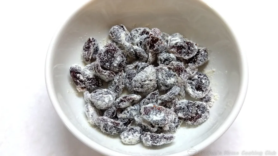おからパウダーをまぶしたクランベリー