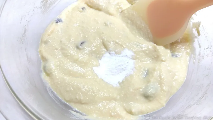 生地にベーキングパウダーを加えている工程。調理途中の写真。