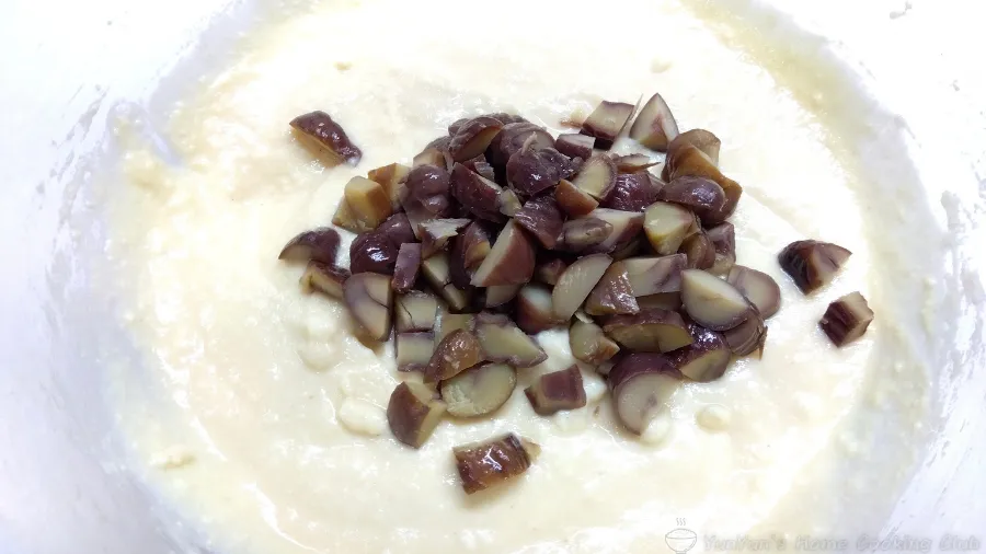 甘栗をおから蒸しパンの生地に加えて混ぜる工程の写真。