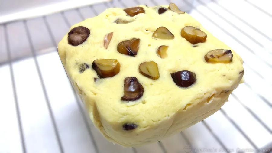 蒸し上がった甘栗おから蒸しパンを冷ましている写真。しっとりした表面が見える。