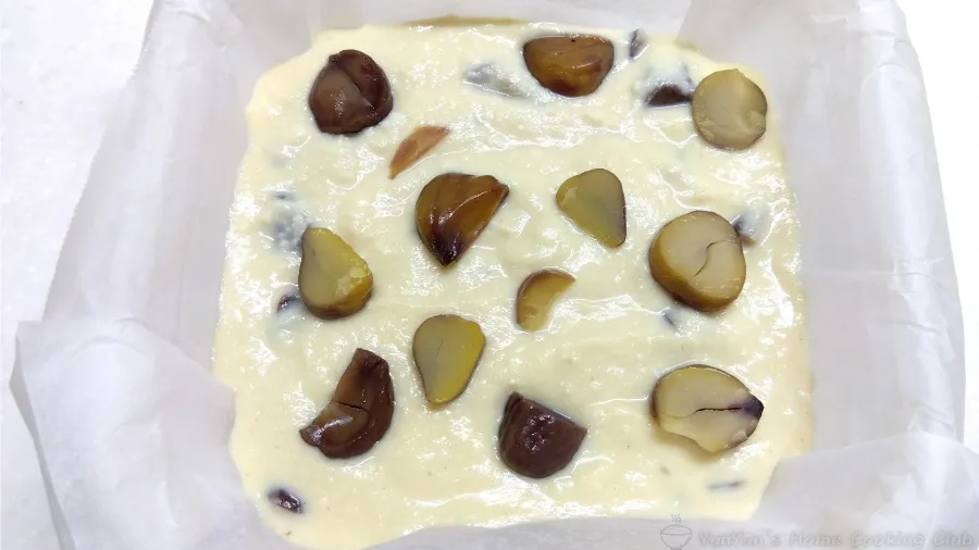 甘栗入りの生地を耐熱容器に流し入れた写真。