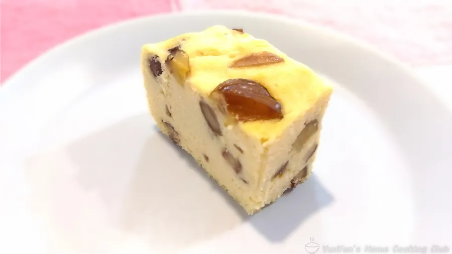 甘栗おから蒸しパンの画像。中央にカットした断面を配置したメインビジュアル。