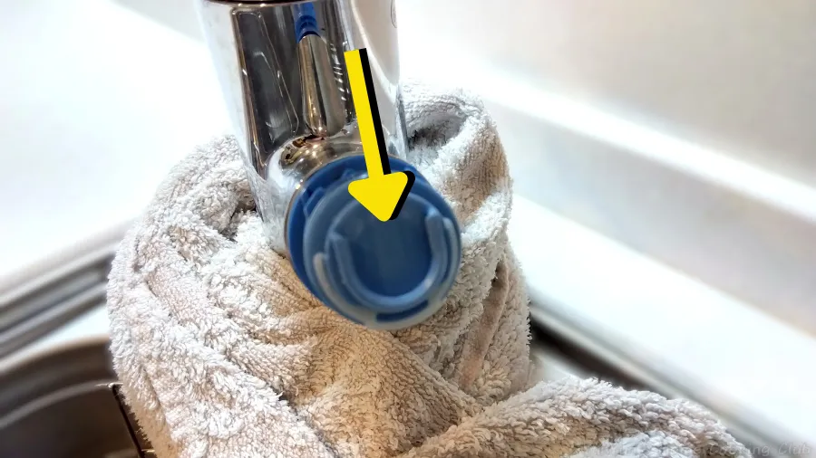 カートリッジを取り外した後の、水栓内部の接続部分(受け口)