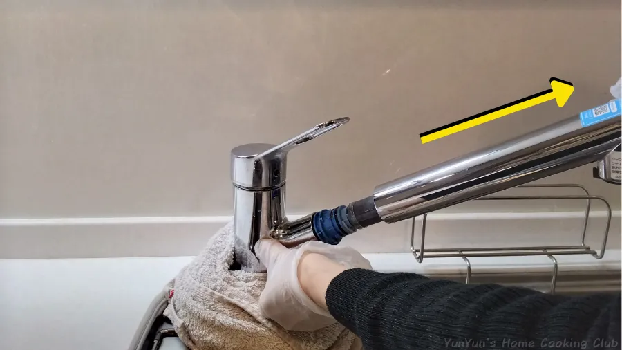 水栓本体からハンドシャワーをゆっくりと斜め上方向に引き抜く様子