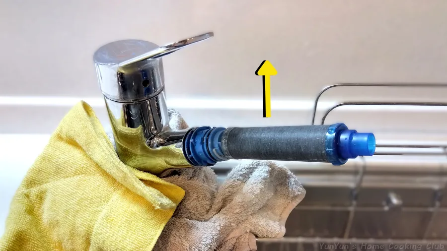 ハンドシャワーから使用済みの古い浄水カートリッジを抜き取る方向を示した画像