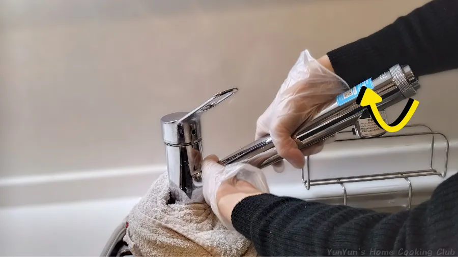 ハンドシャワーを時計回りに回して、元の位置にしっかりと固定する動作