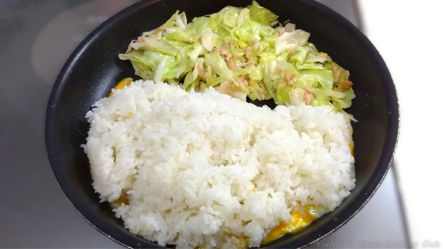 半熟状態の卵の上に、ごはんを投入した様子