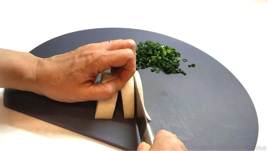 奥に小ねぎ、手前で大根をカットしているD型まな板の広々としたスペース