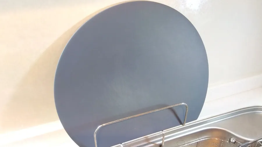 直線部分を下にしてスタンドに立てかけ収納したD型まな板