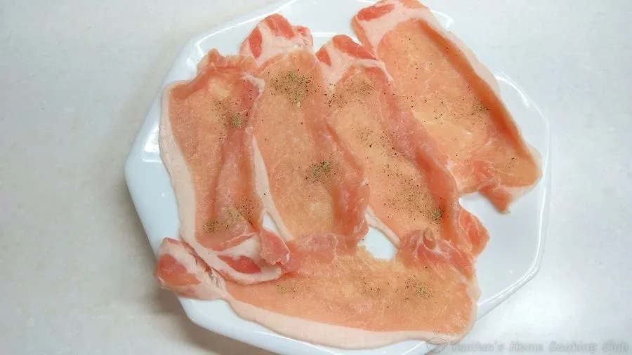 こしょうをかけた生の豚肉。