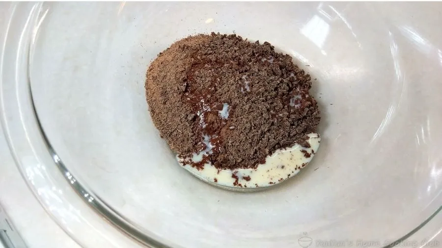ガラスボウルに入った刻んだチョコレートと豆乳。