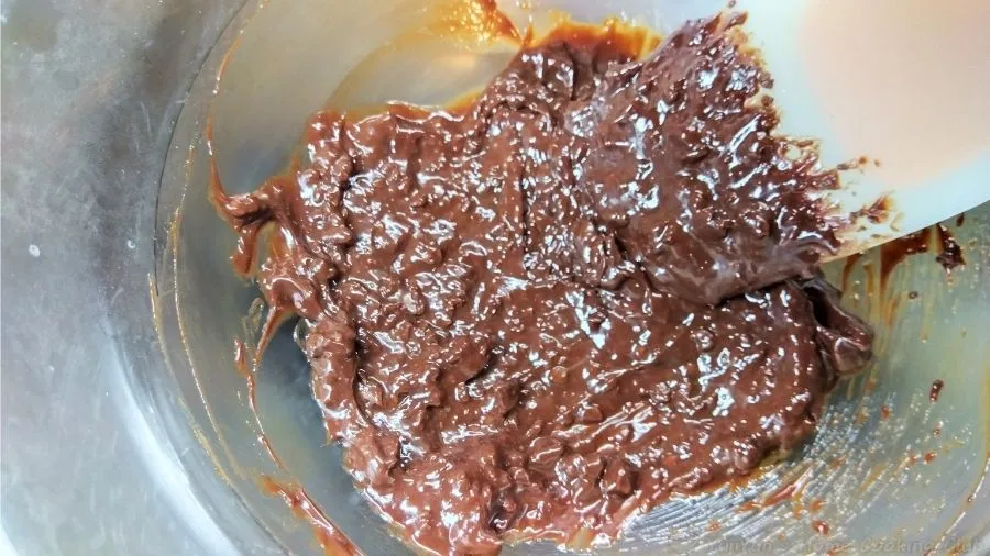 ヘラで混ぜられている湯煎で溶かされたチョコレート。