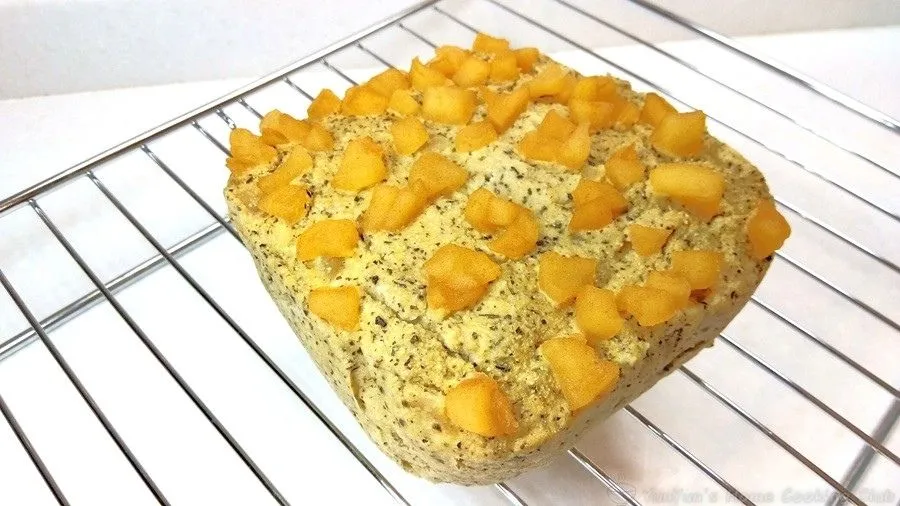 ケーキクーラーにのせたおから蒸しパン。