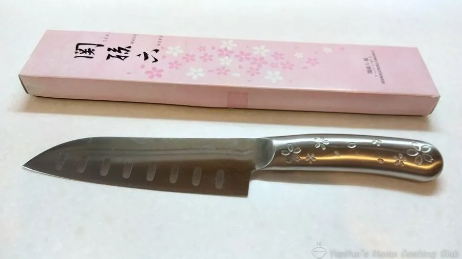 オールステンレスの三徳包丁とそれがはいっていた箱。