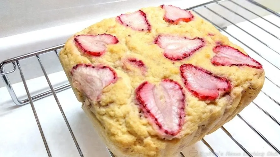 ケーキクーラーで冷ましているいちごおから蒸しパン。
